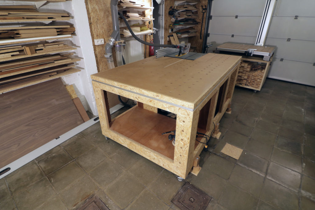 How I Made my New Mobile Workbench with Built-in Dewalt Table Saw