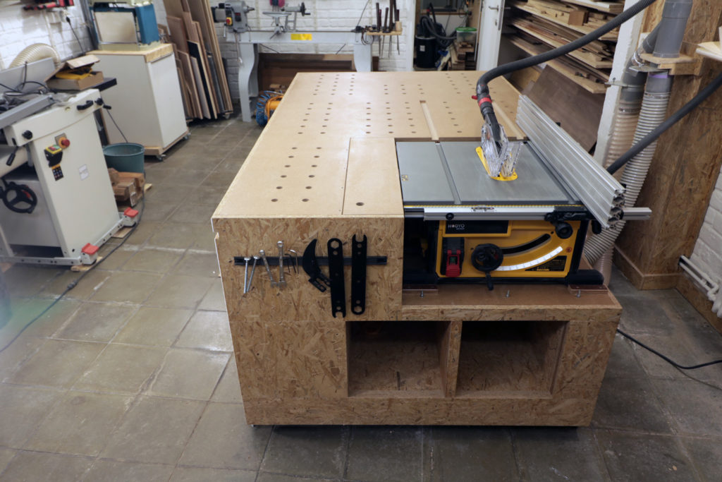 How I Made my New Mobile Workbench with Built-in Dewalt Table Saw