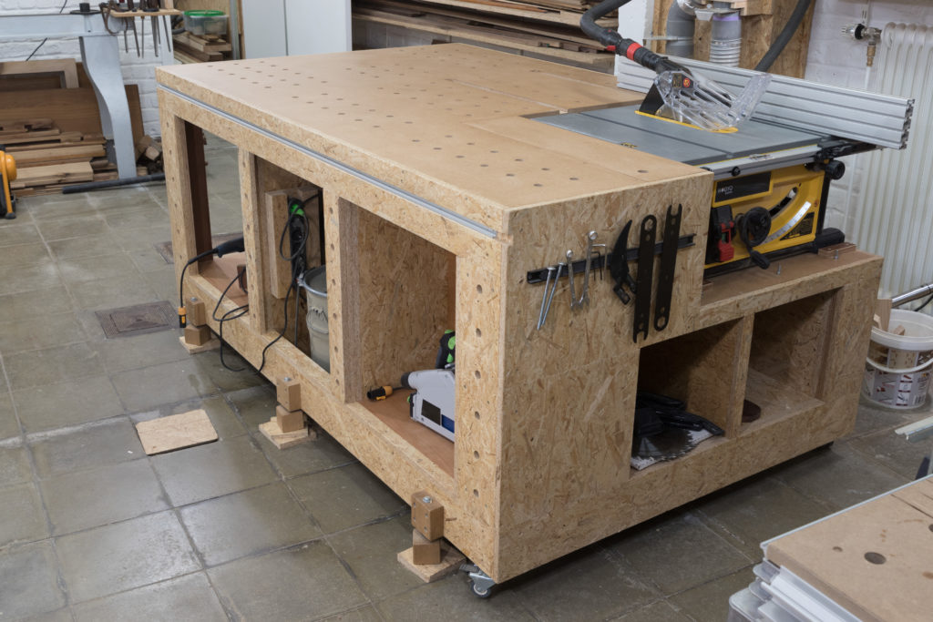 How I Made my New Mobile Workbench with Built-in Dewalt Table Saw