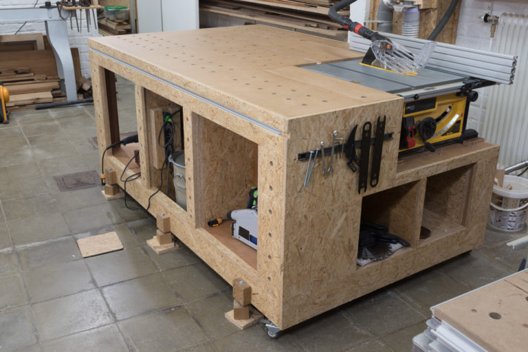 How I Made my New Mobile Workbench with Built-in Dewalt Table Saw ...